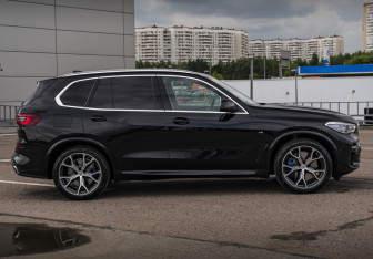 Подержанный автомобиль BMW X5 2022 года (4 фото)