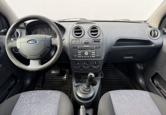 Подержанный автомобиль Ford Fiesta Hatchback 2006 года (12 фото)