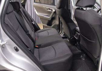 Подержанный автомобиль Toyota RAV4 2020 года (12 фото)