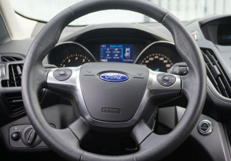 Подержанный автомобиль Ford Kuga 2013 года (14 фото)