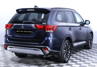 Подержанный автомобиль Mitsubishi Outlander 2022 года (5 фото)