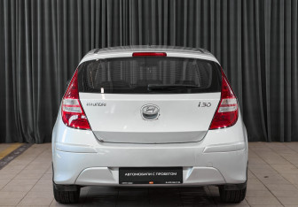 Подержанный автомобиль Hyundai i30 Hatchback 2010 года (5 фото)