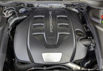 Подержанный автомобиль Porsche Cayenne 2014 года (9 фото)