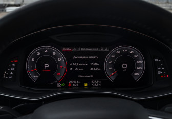 Подержанный автомобиль Audi Q8 2018 года (11 фото)