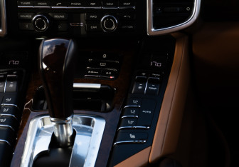 Подержанный автомобиль Porsche Cayenne 2013 года (16 фото)