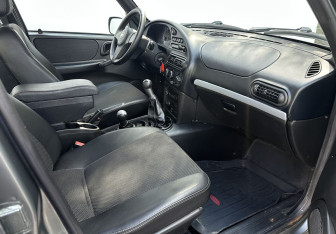 Подержанный автомобиль Chevrolet Niva 2011 года (13 фото)