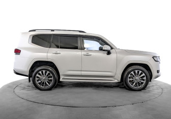 Подержанный автомобиль Toyota Land Cruiser Suv 2022 года (4 фото)