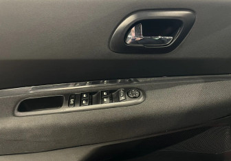 Подержанный автомобиль Peugeot 3008 2011 года (16 фото)