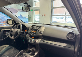 Подержанный автомобиль Toyota RAV4 2011 года (10 фото)