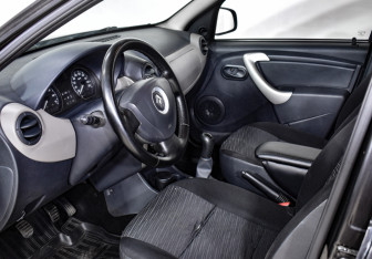 Подержанный автомобиль Renault Sandero 2012 года (13 фото)