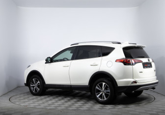 Подержанный автомобиль Toyota RAV4 2016 года (7 фото)