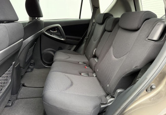 Подержанный автомобиль Toyota RAV4 2010 года (11 фото)