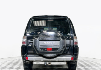 Подержанный автомобиль Mitsubishi Pajero 2015 года (6 фото)