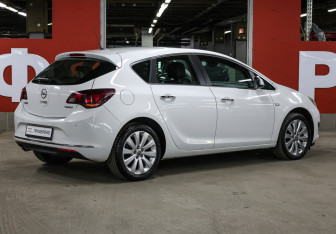 Подержанный автомобиль Opel Astra Hatchback 2012 года (5 фото)