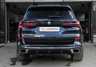 Подержанный автомобиль BMW X5 2025 года (5 фото)