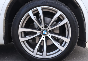 Подержанный автомобиль BMW X5 2015 года (24 фото)