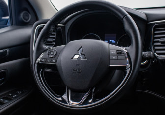 Подержанный автомобиль Mitsubishi Outlander 2019 года (15 фото)