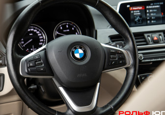 Подержанный автомобиль BMW X1 2018 года (11 фото)