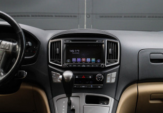 Подержанный автомобиль Hyundai H-1 2016 года (11 фото)