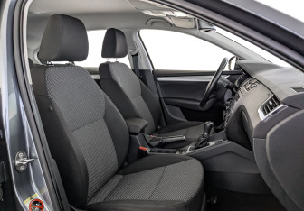 Подержанный автомобиль Skoda Octavia Liftback 2013 года (24 фото)