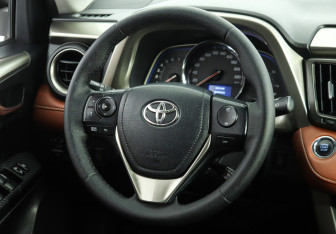 Подержанный автомобиль Toyota RAV4 2013 года (18 фото)