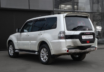 Подержанный автомобиль Mitsubishi Pajero 2015 года (7 фото)