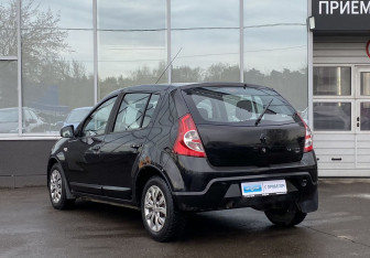 Подержанный автомобиль Renault Sandero 2010 года (7 фото)