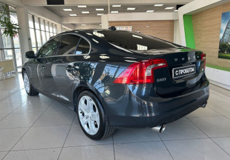 Подержанный автомобиль Volvo S60 2011 года (7 фото)