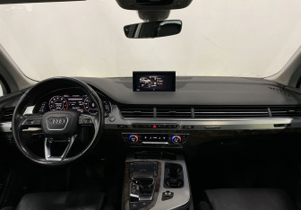 Подержанный автомобиль Audi Q7 2015 года (13 фото)