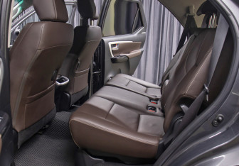 Подержанный автомобиль Toyota Fortuner 2018 года (13 фото)