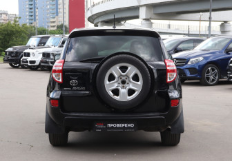 Подержанный автомобиль Toyota RAV4 2010 года (6 фото)