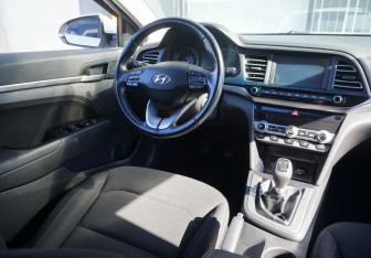 Подержанный автомобиль Hyundai Elantra Sedan 2019 года (13 фото)