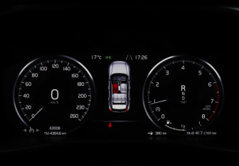 Подержанный автомобиль Volvo XC40 2021 года (9 фото)