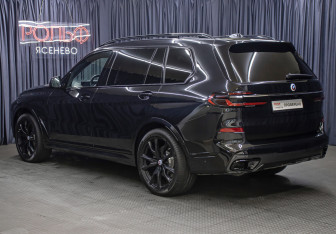 Подержанный автомобиль BMW X7 2023 года (7 фото)
