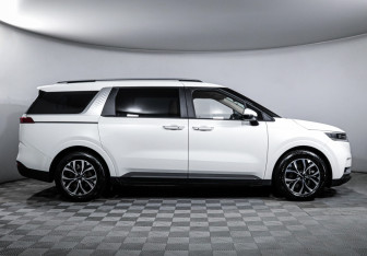 Подержанный автомобиль Kia Carnival 2023 года (4 фото)