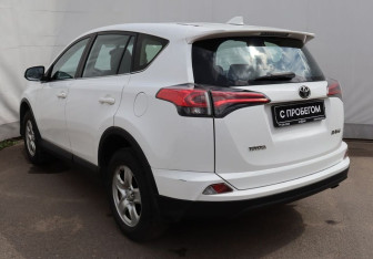 Подержанный автомобиль Toyota RAV4 2016 года (6 фото)