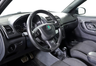 Подержанный автомобиль Skoda Fabia RS Hatchback 2011 года (14 фото)