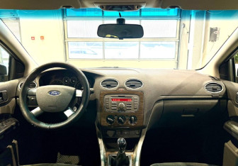 Подержанный автомобиль Ford Focus Sedan 2007 года (13 фото)