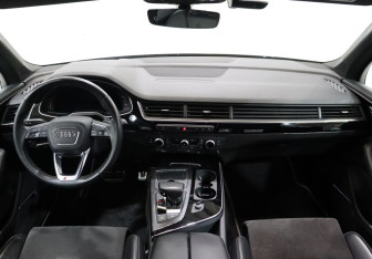 Подержанный автомобиль Audi Q7 2018 года (14 фото)