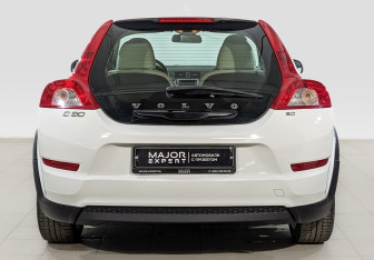 Подержанный автомобиль Volvo C30 2011 года (6 фото)