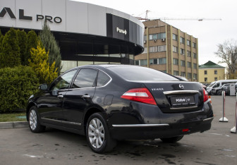 Подержанный автомобиль Nissan Teana 2010 года (7 фото)