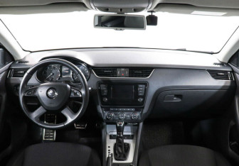 Подержанный автомобиль Skoda Octavia Wagon 2015 года (8 фото)