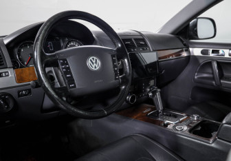 Подержанный автомобиль Volkswagen Touareg 2008 года (14 фото)
