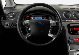 Подержанный автомобиль Ford S-MAX 2008 года (11 фото)