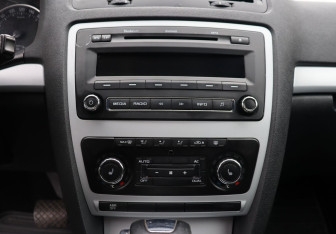 Подержанный автомобиль Skoda Octavia Liftback 2010 года (15 фото)