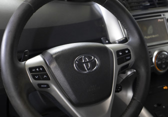 Подержанный автомобиль Toyota Verso 2012 года (17 фото)