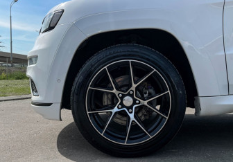 Подержанный автомобиль Jeep Grand Cherokee 2021 года (25 фото)