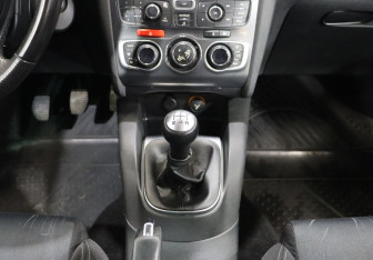 Подержанный автомобиль Citroen C4 Hatchback 2011 года (17 фото)