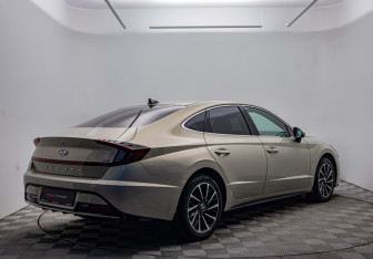 Подержанный автомобиль Hyundai Sonata 2022 года (5 фото)