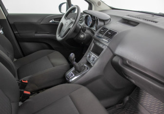 Подержанный автомобиль Opel Meriva 2011 года (9 фото)